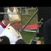 Miles de personas reciben al Papa antes de la Misa de clausura de la Jornada Asiática de la Juventud