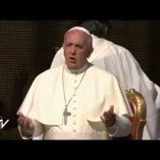 Papa Francisco cantando: "Vive Jesús"